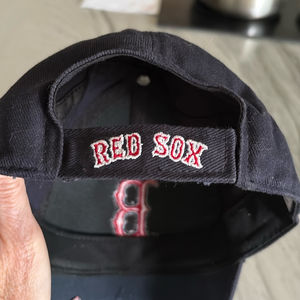 Boston Red Sox MLB NWOT Gray and Black Adjustable Cap w Red B - Picture 6 of 11